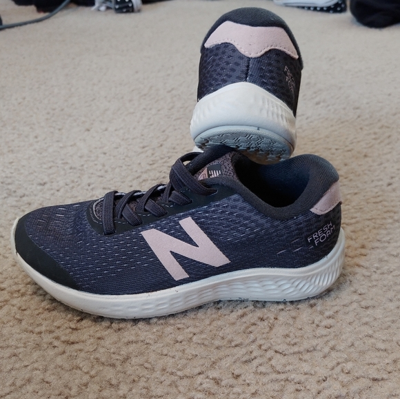 new balance no tie tennis shoes